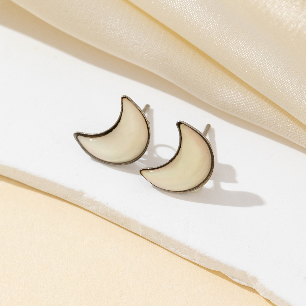 Jewelry Making Place - 2pcs เปลือกธรรมชาติสีขาว Moon Shape Charms ประณีต