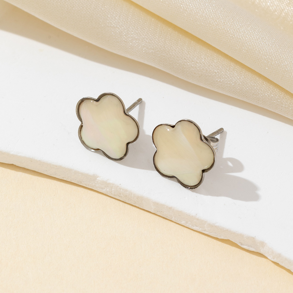 Jewelry Making Place - 2pcs NATURAL Fine SHELL สีขาวกลีบรูปร่าง Charms